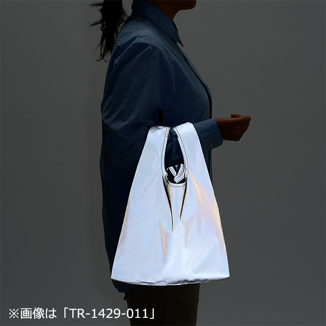 暗いところで光が当たると反射します